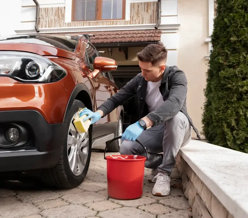 Lavage auto à domicile Banvillars : professionnel intervenant sur un véhicule